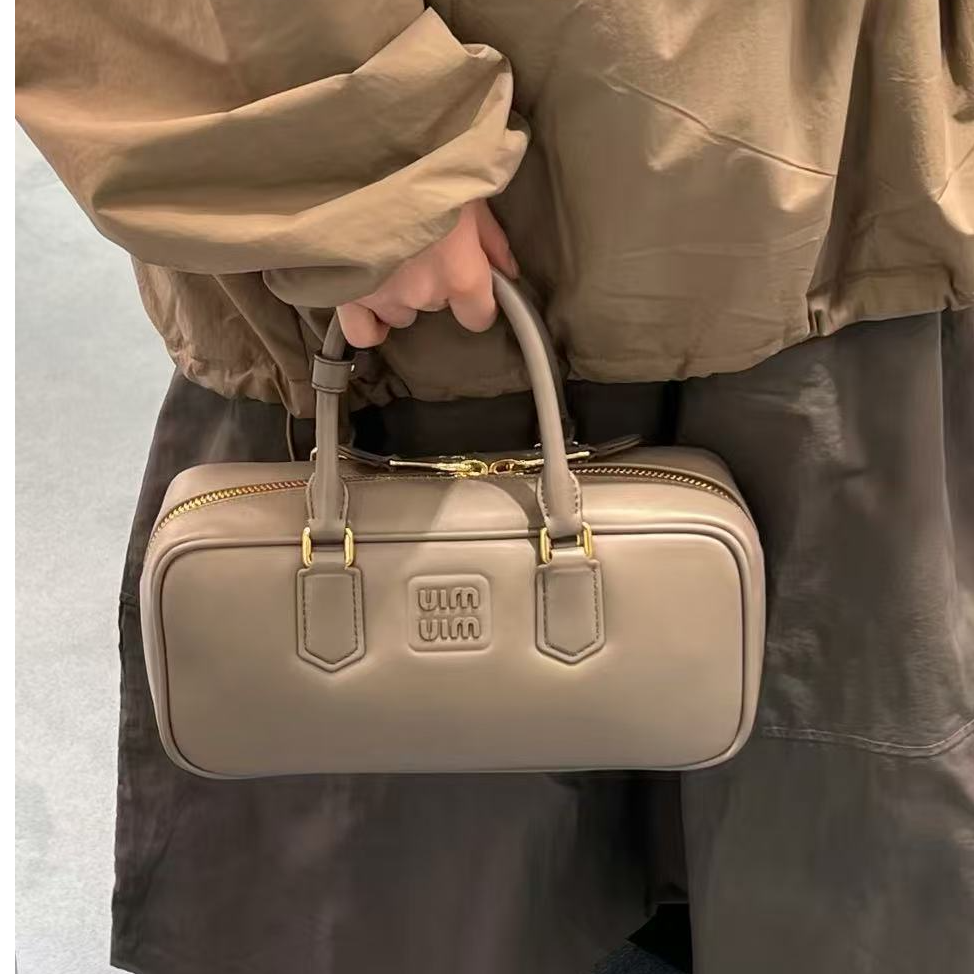 95新 MIU MIU/缪缪 GGS缪缪保龄球中号奶茶色金扣羊皮24720787