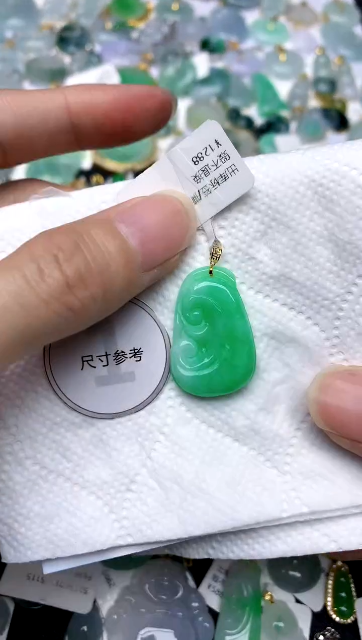 颈饰18K金镶嵌翡翠天然A货翡翠