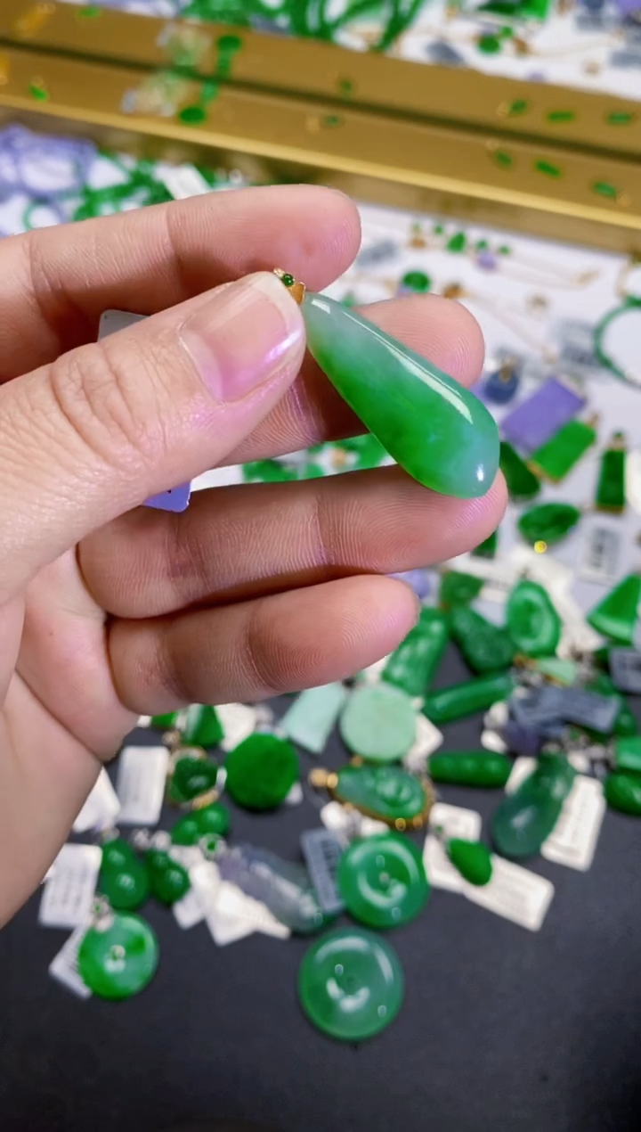 【闪购商品】翡翠颈饰18K金镶嵌瓜