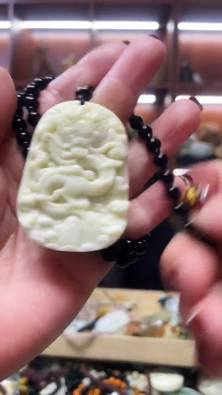 未镶嵌蛇纹石玉吊坠    