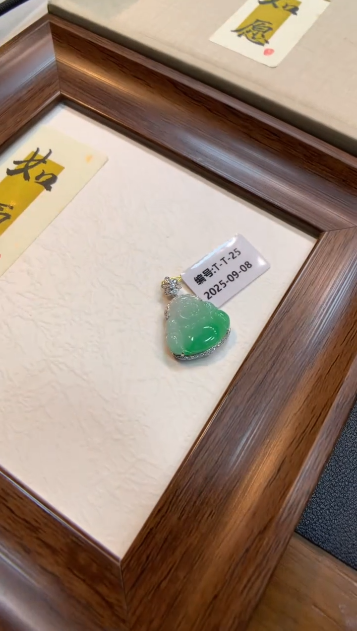 颈饰18K金镶嵌翡翠佛公