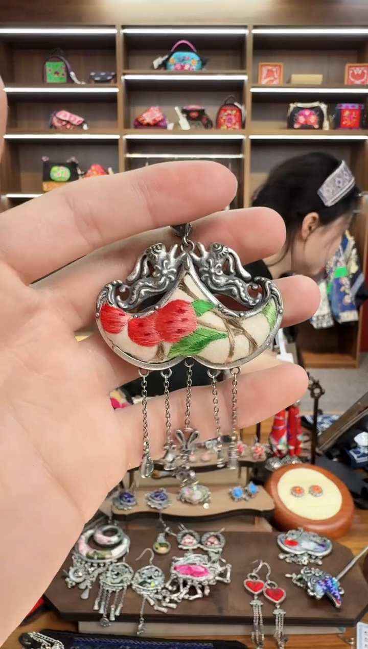 【闪购商品】织绣167蒙阿苏苗绣传承