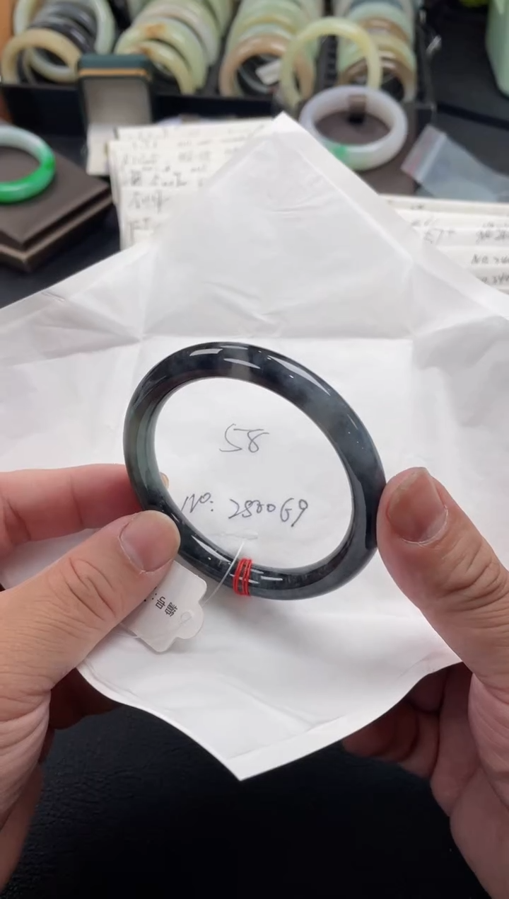 【闪购商品】翡翠手镯未镶嵌58圆条 有纹裂