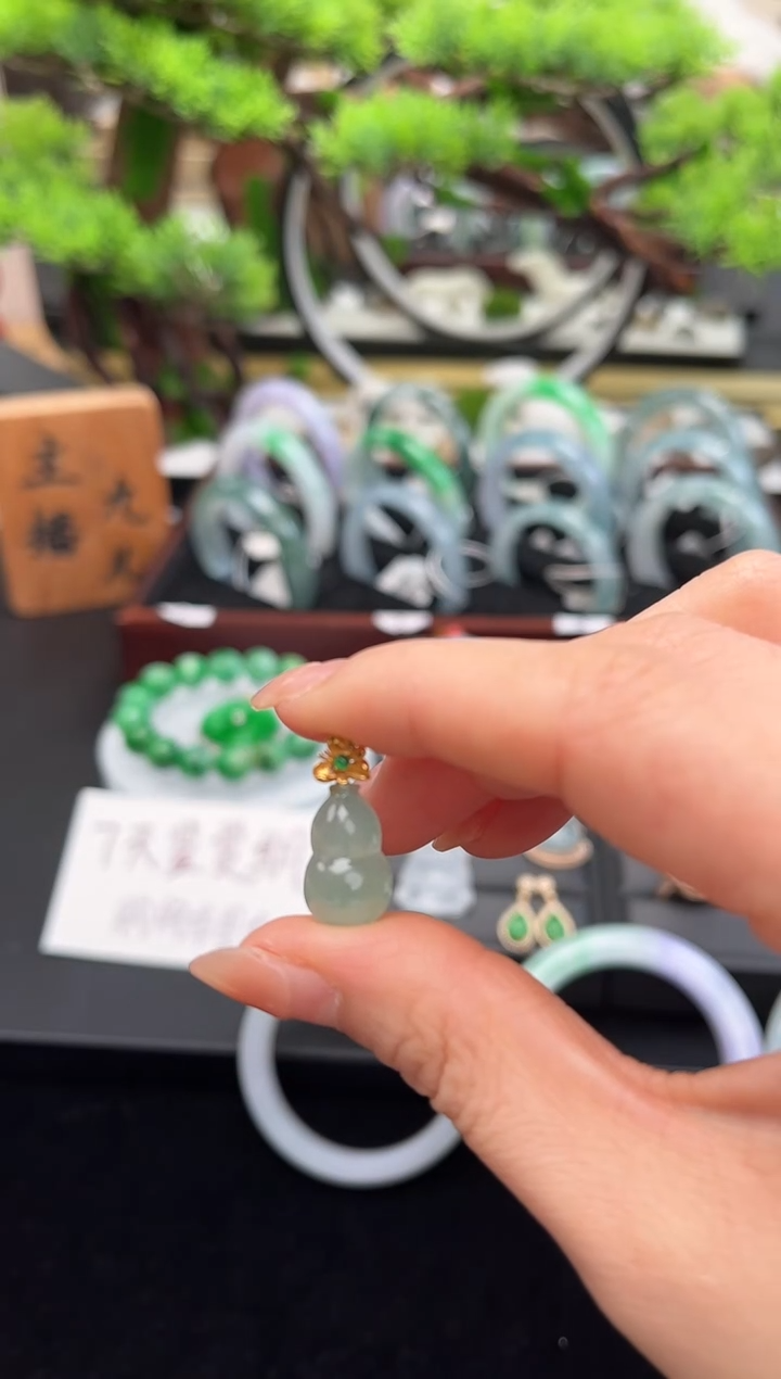 颈饰18K金镶嵌翡翠吊坠