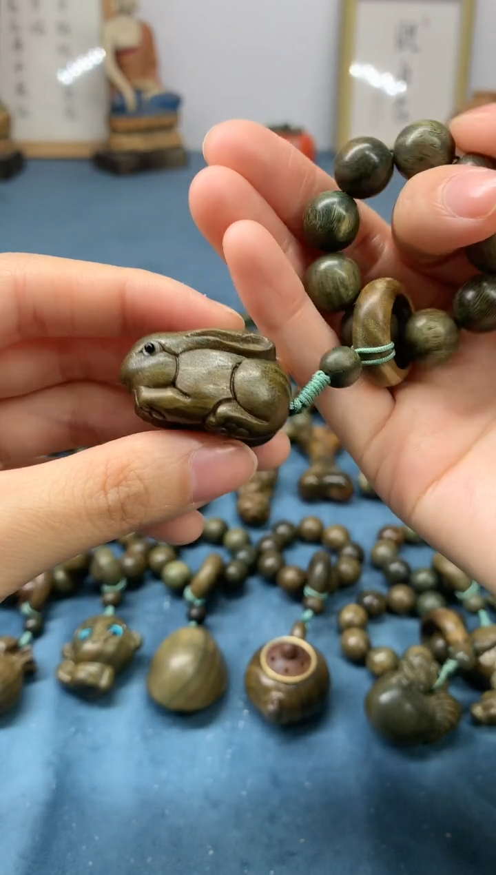 【闪购商品】维腊木（绿檀）把件玉兔 盘玩件