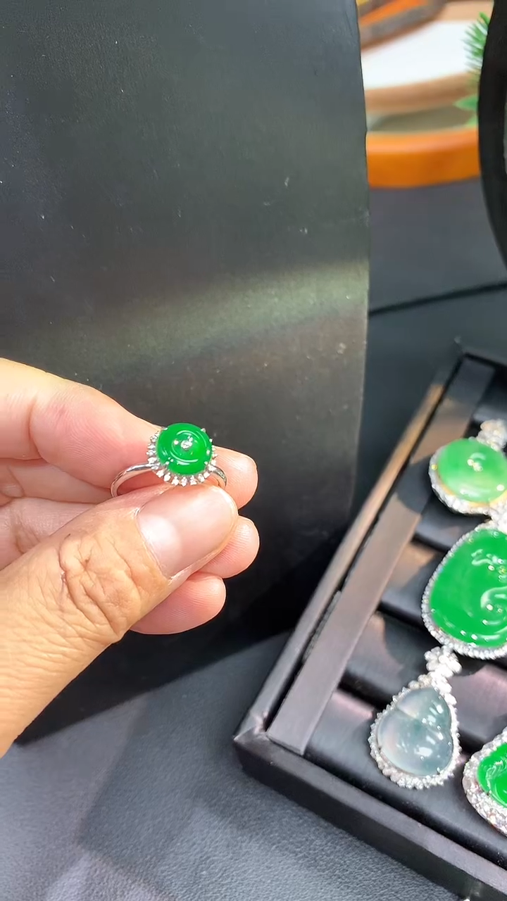 翡翠18K金镶嵌颈饰戒指