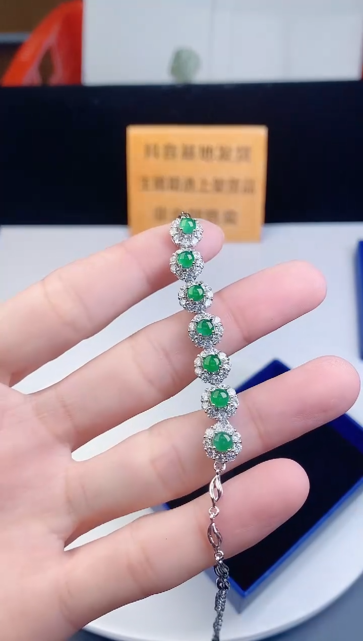 颈饰未镶嵌翡翠   