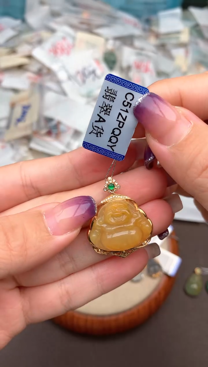 18K金镶嵌挂件翡翠一
