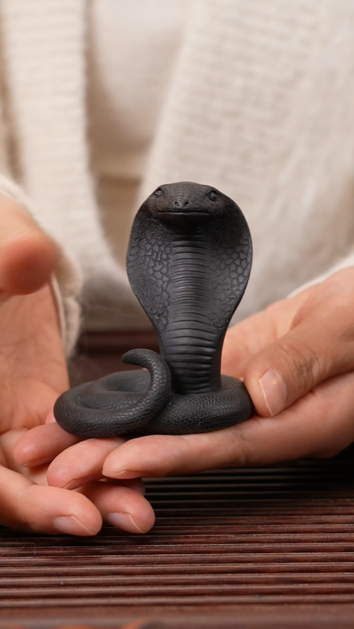 【闪购商品】紫砂茶宠黑朱泥 眼镜蛇