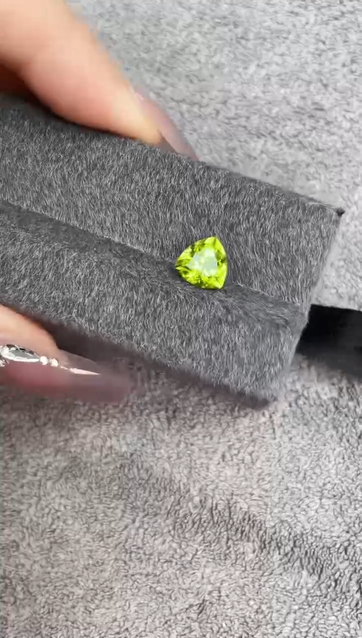 【闪购商品】橄榄石笔搁未镶嵌2.21克拉