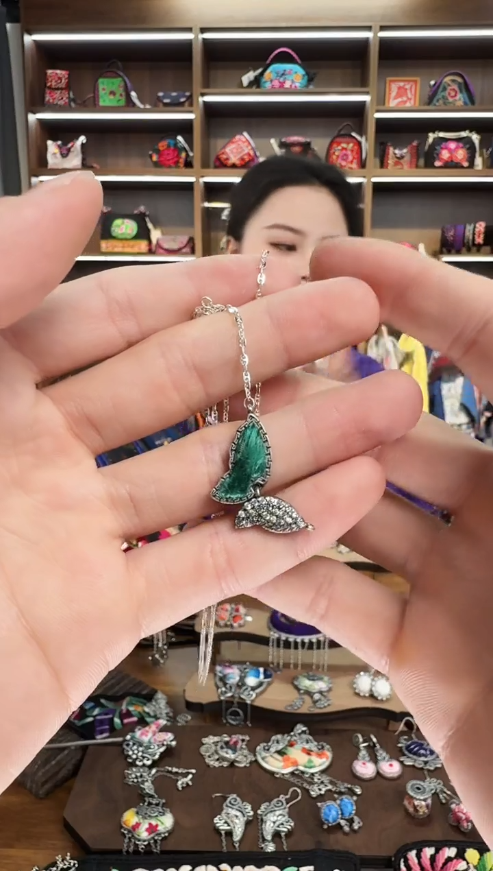 【闪购商品】织绣89蒙阿苏苗绣传承