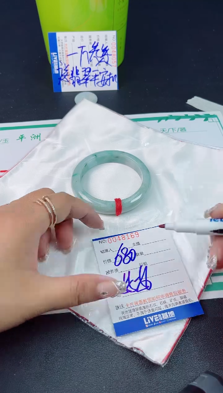 翡翠手镯未镶嵌翡翠手镯