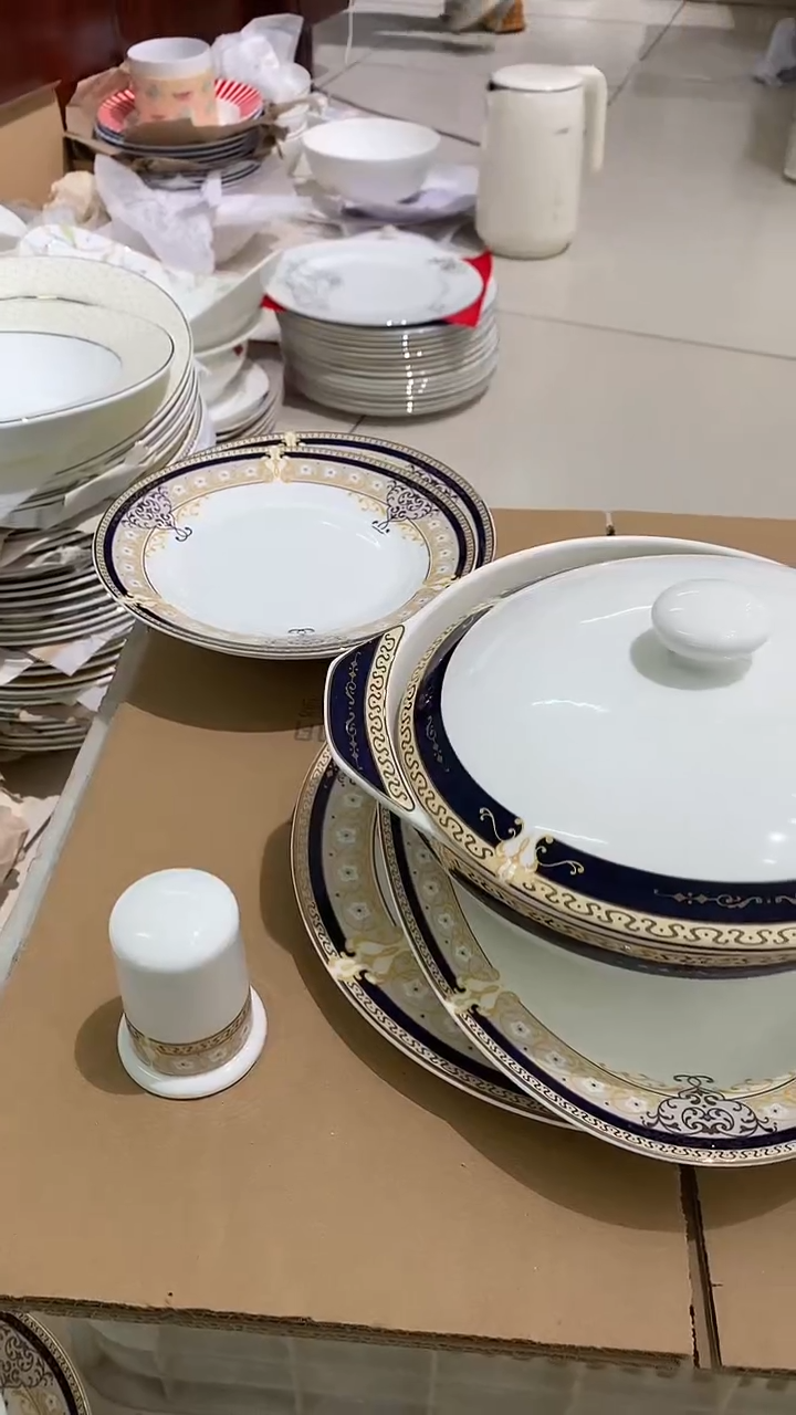42头金色维也纳餐具