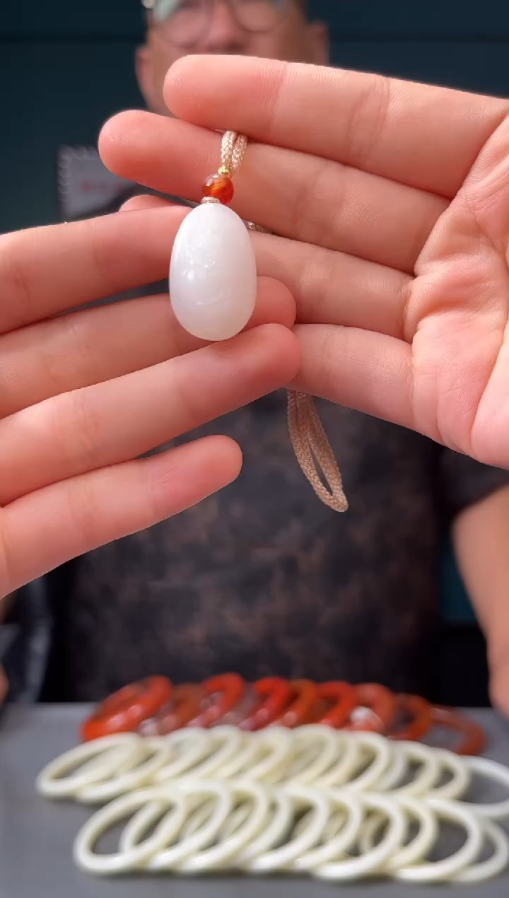 和田玉未镶嵌颈饰吊坠