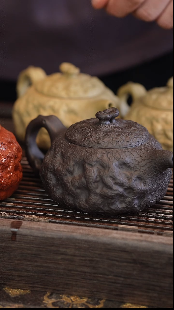 茶壶紫砂供春 黑金砂 260cc
