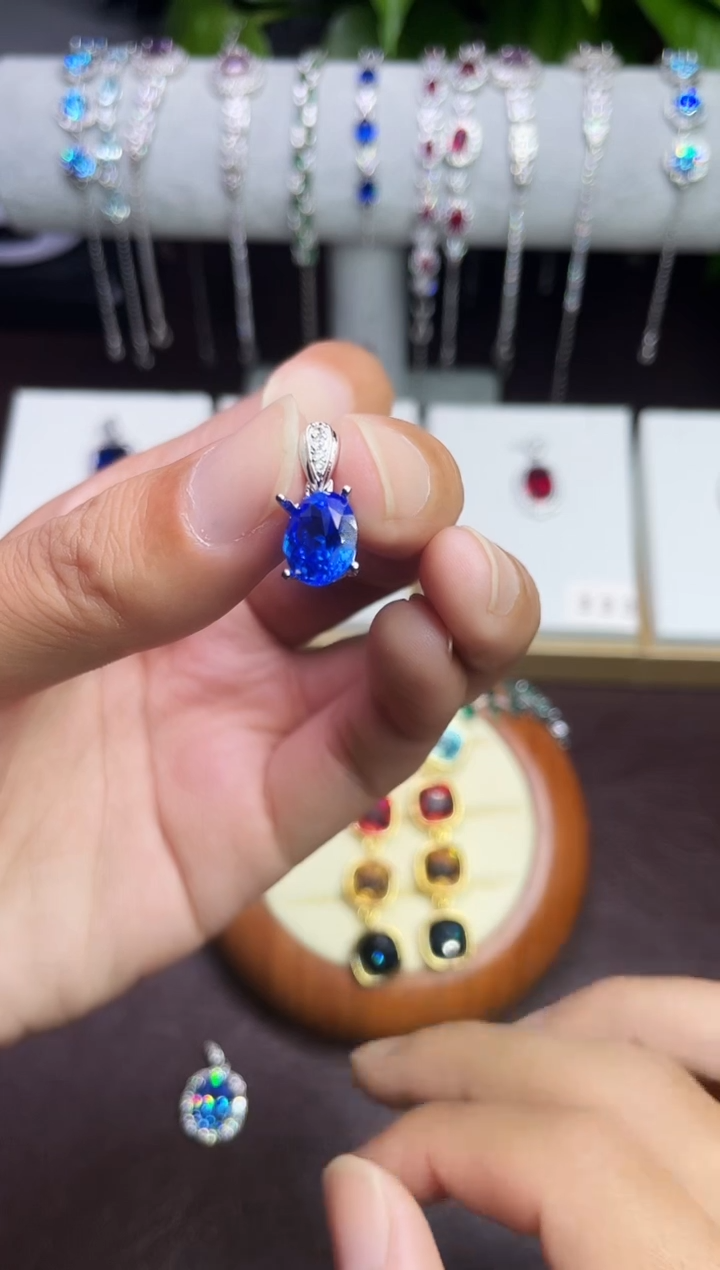 合金颈饰合成钻石蓝小妖吊坠