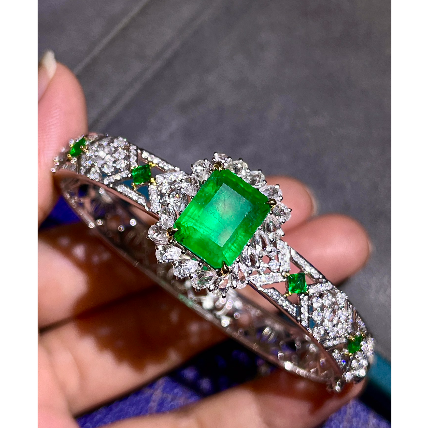 18k金豪华重工镶嵌天然Vivid green祖母绿宽版手镯经典
