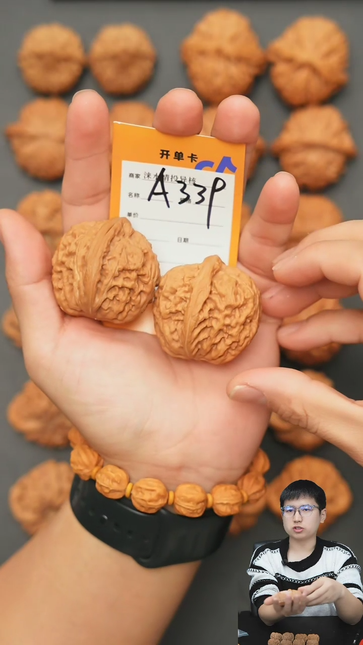 【闪购商品】文玩核桃把件红锦鲤45