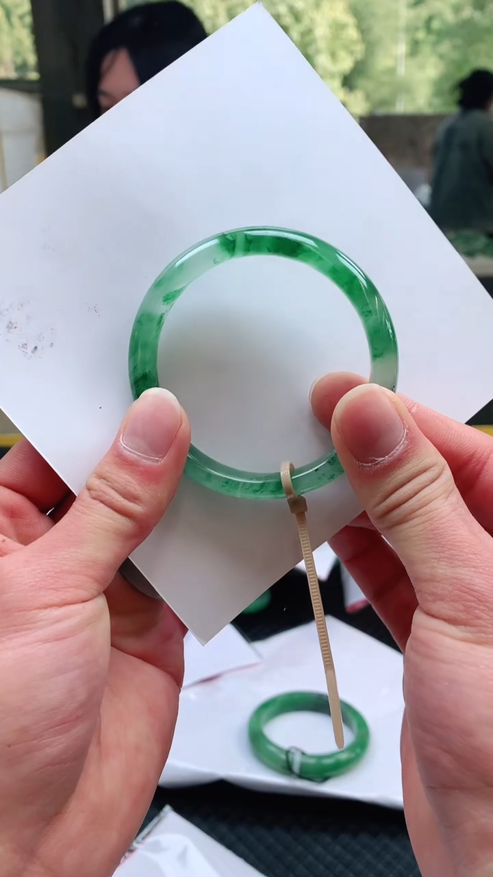 【闪购商品】石英质玉手镯未镶嵌冰飘花手镯