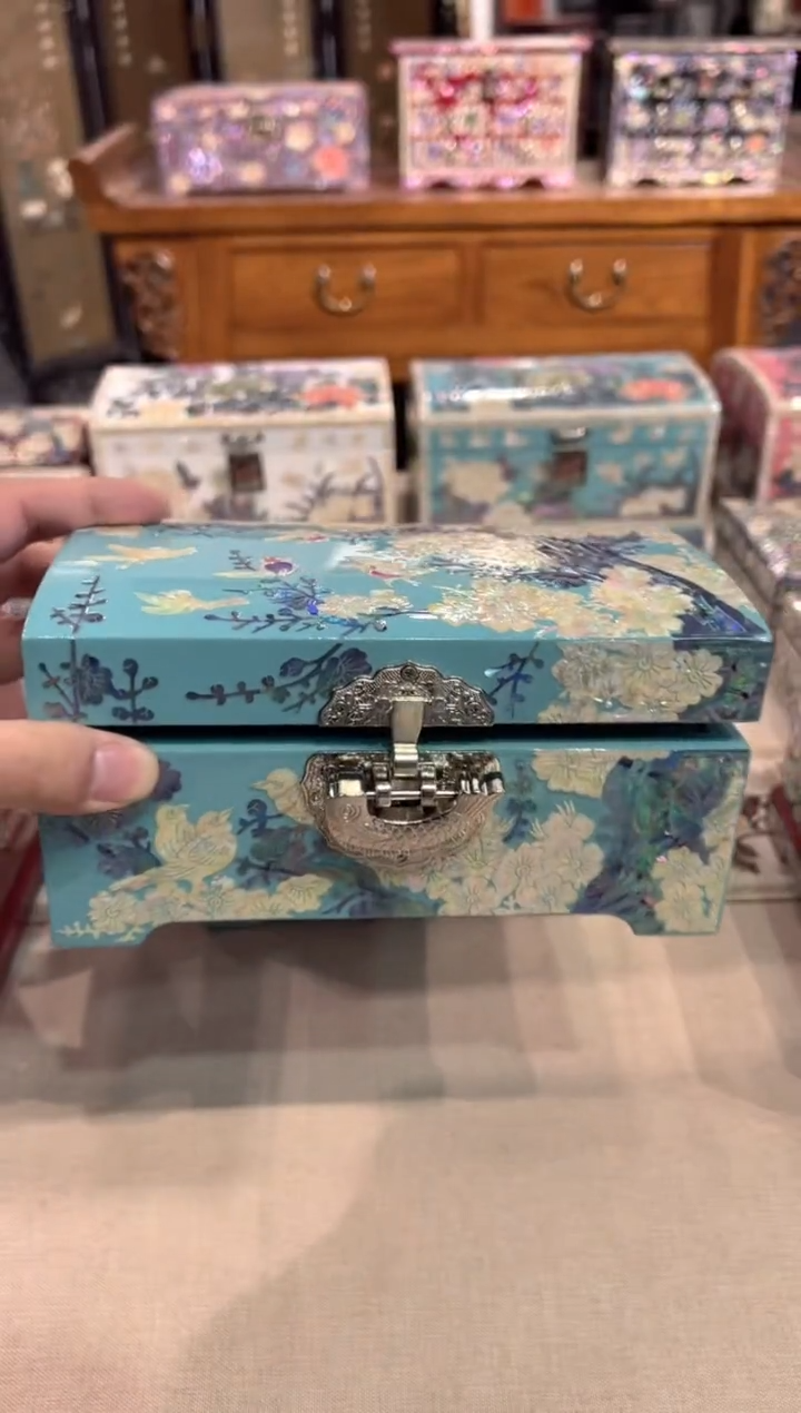 鱼锁绒布底弘贝雅螺钿漆器文化馆