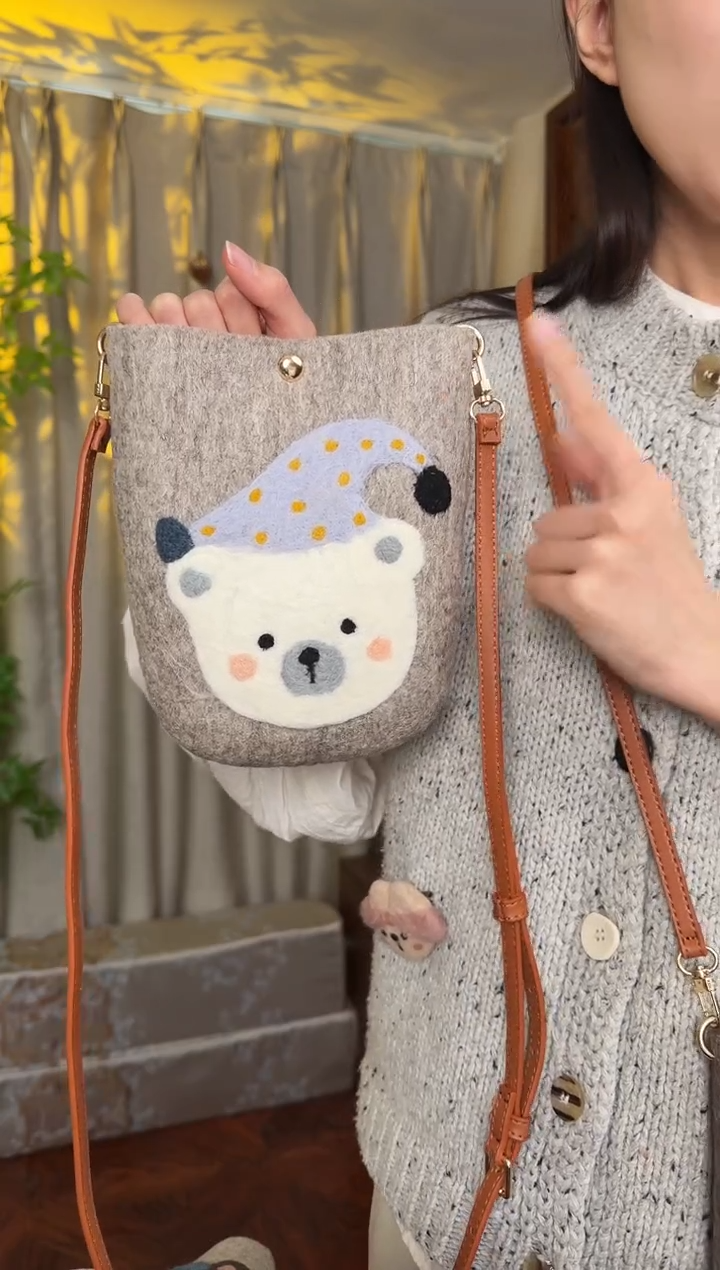 羊毛非遗羊毛毡包 手机包灰小熊