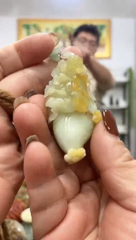 未镶嵌蛇纹石玉吊坠    