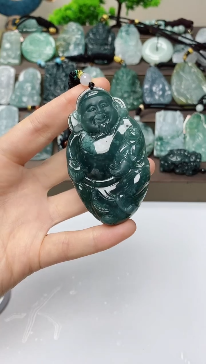 翡翠未镶嵌颈饰          