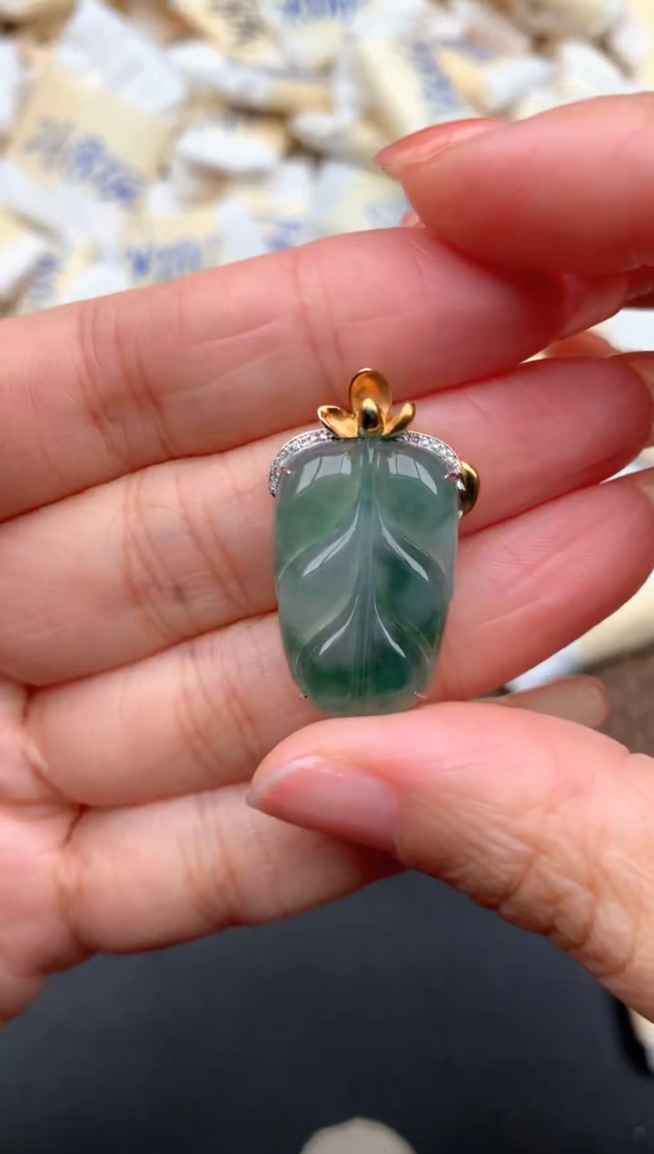 18K金镶嵌挂件翡翠一