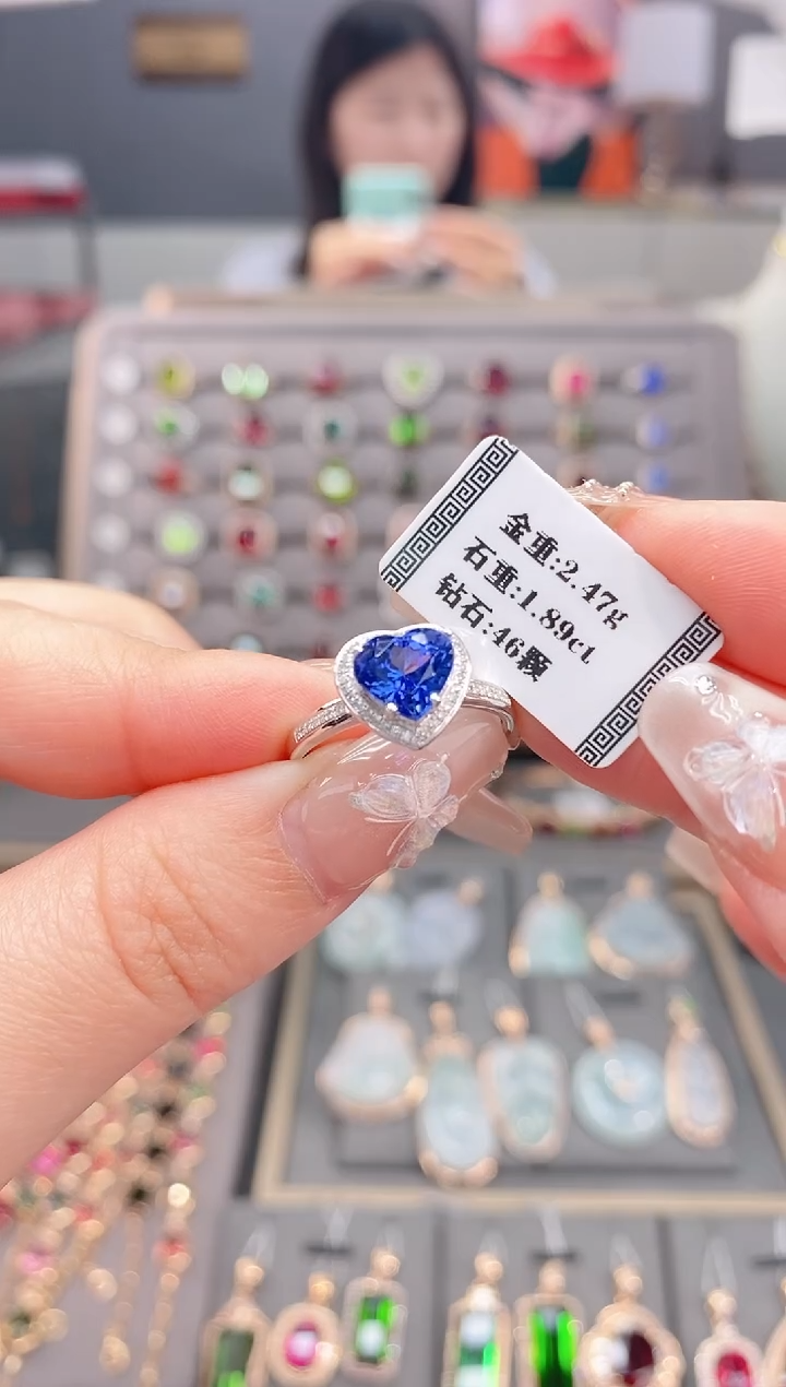 18K金镶嵌戒指坦桑石1.89    
