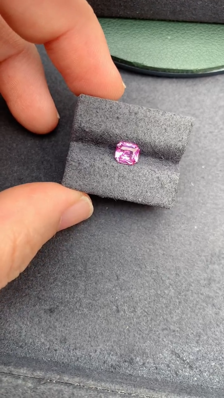 彩色蓝宝石裸石1ct帕帕拉恰   DG