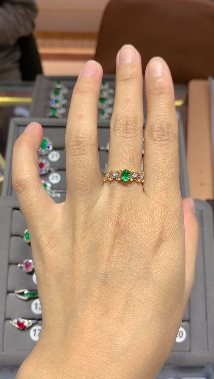 【闪购商品】祖母绿戒指18K金镶嵌0.5CT