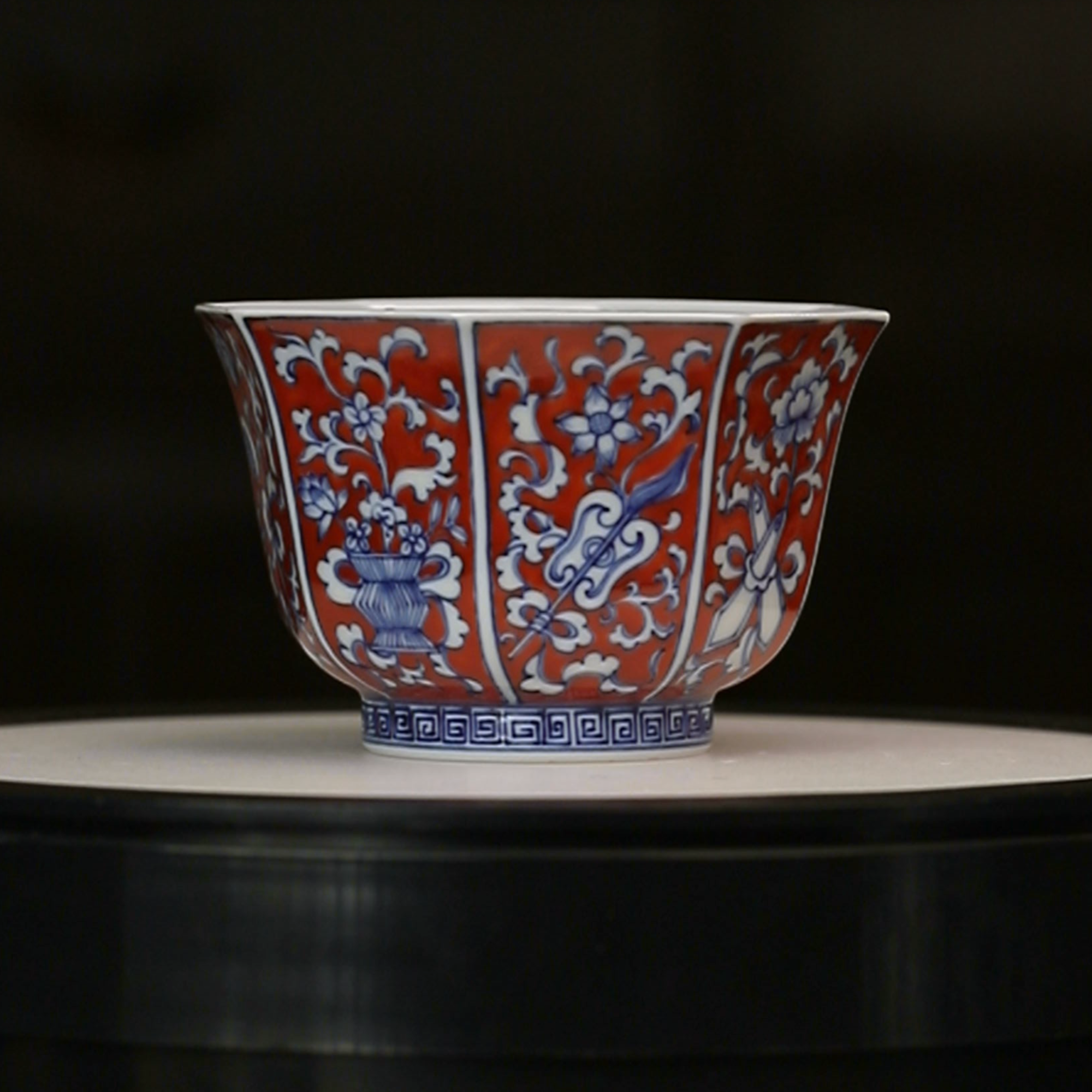 12.27a/m2c85/青花红地八宝纹八方杯