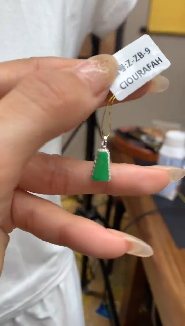 【闪购商品】翡翠颈饰18K金镶嵌无事牌