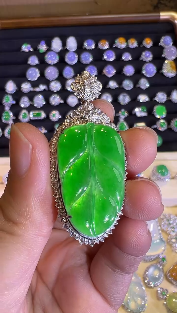 【闪购商品】翡翠吊坠(赠链)18K金镶嵌高冰满绿树叶吊坠