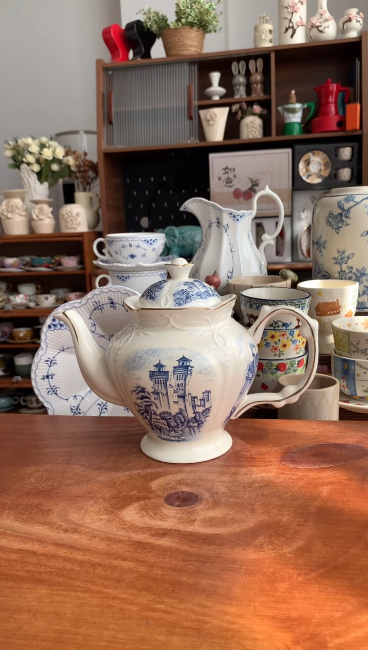 瓷蓝色古堡茶壶一个