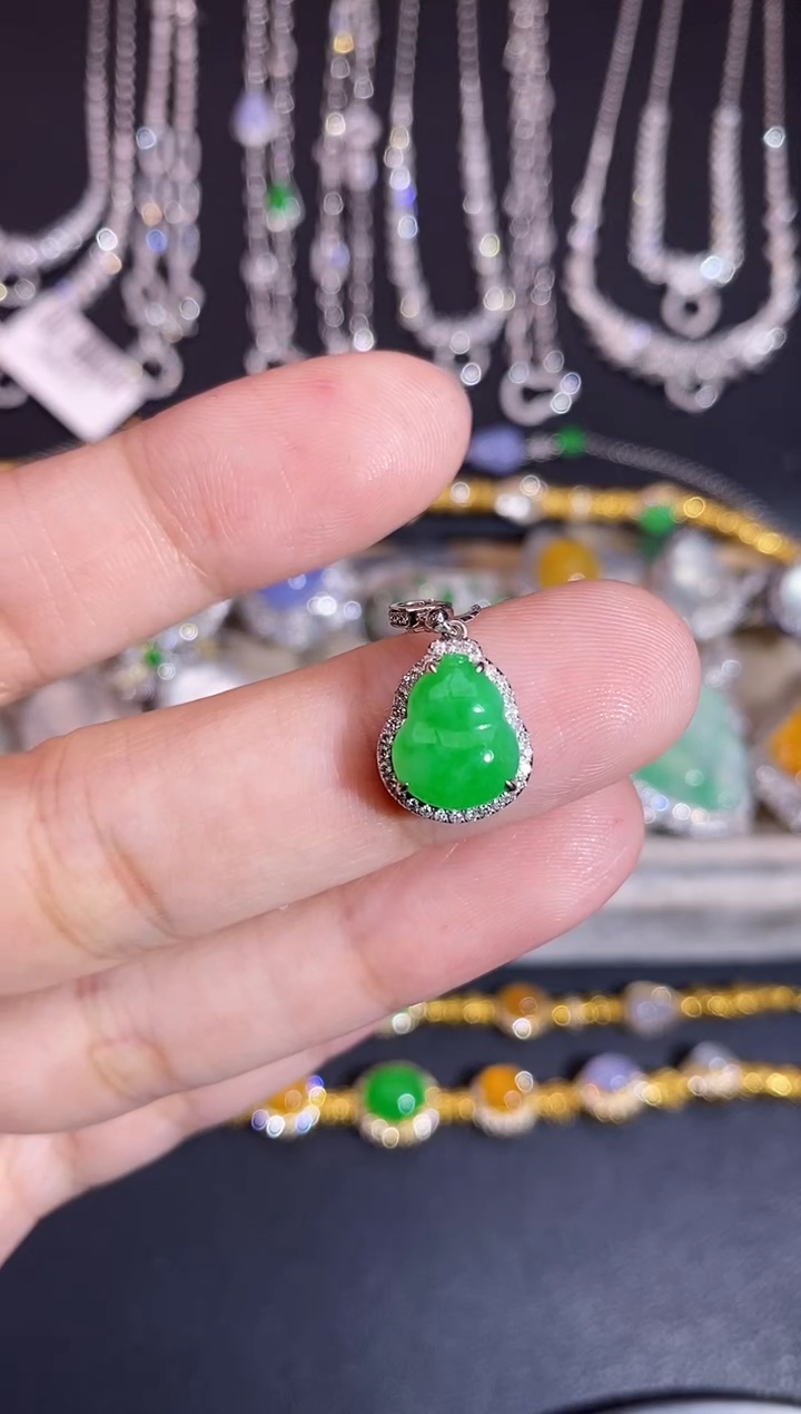 颈饰18K金镶嵌翡翠吊坠