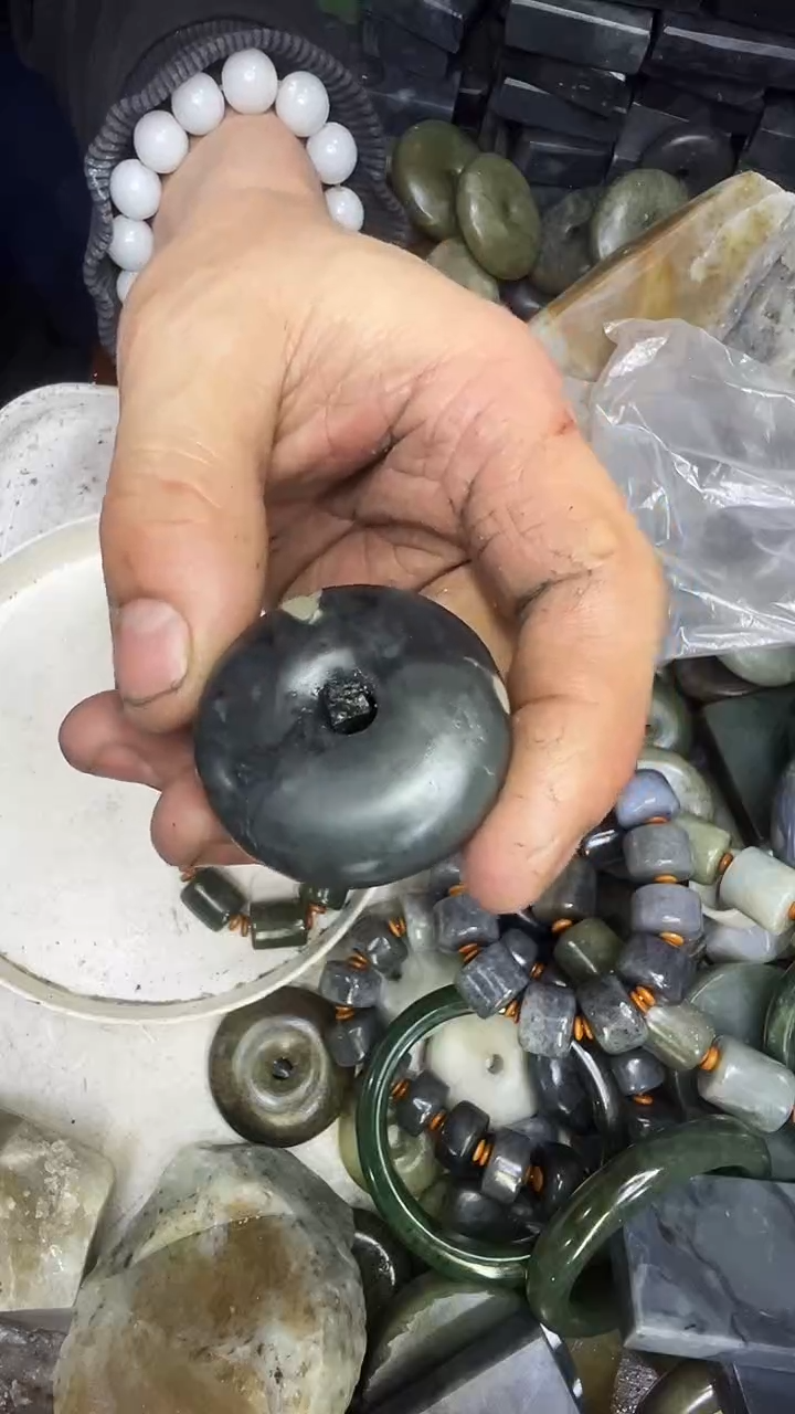 未镶嵌和田玉珠宝半成品温****瑰扣子