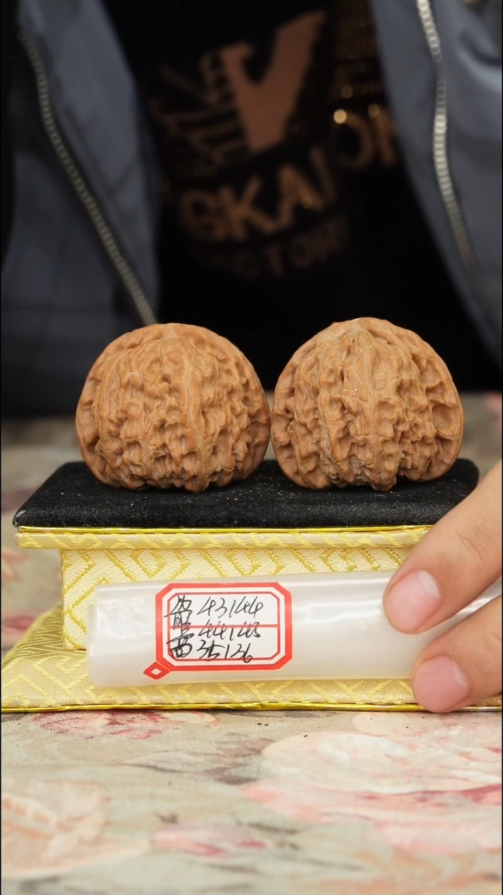【闪购商品】文玩核桃把件白狮子