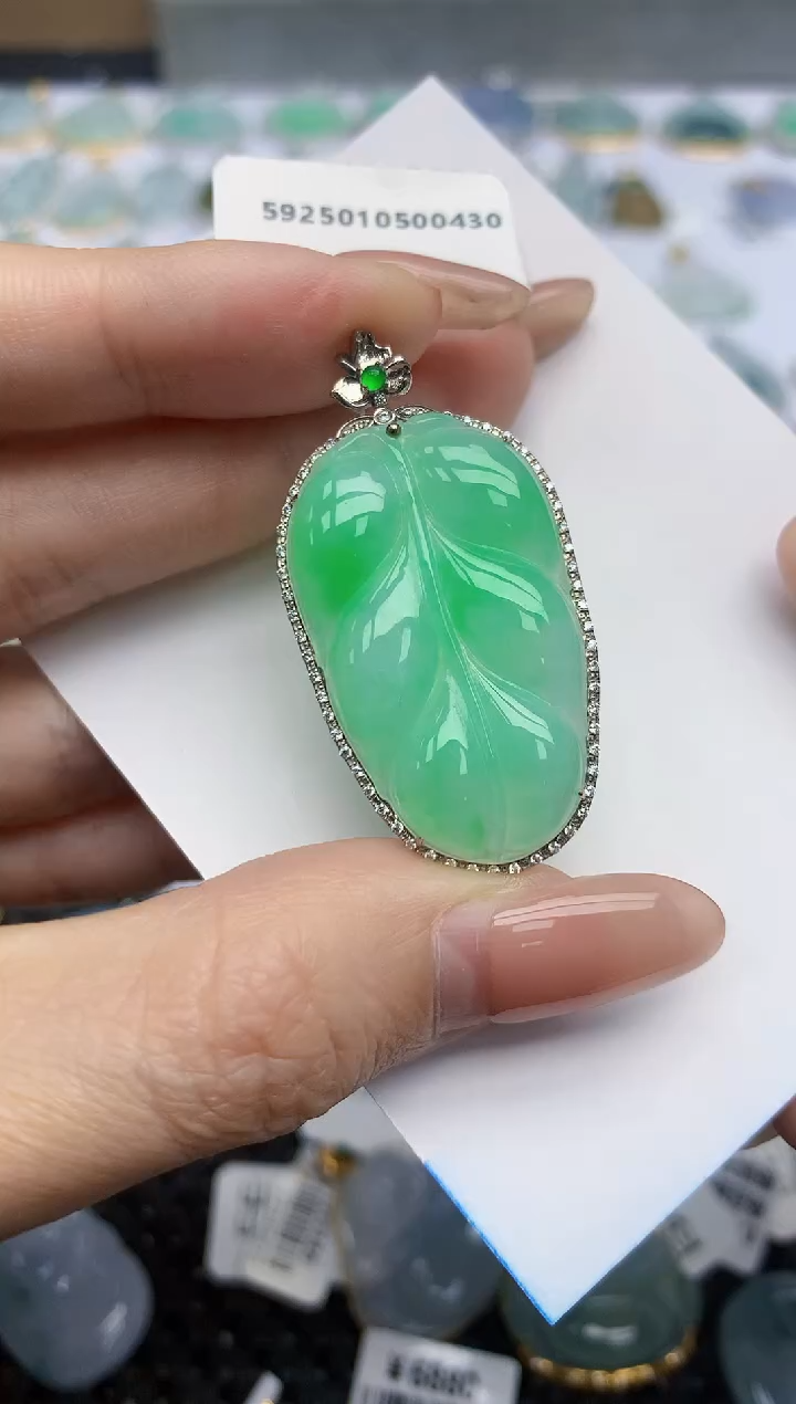 【闪购商品】翡翠挂件18K金镶嵌天然翡翠A货