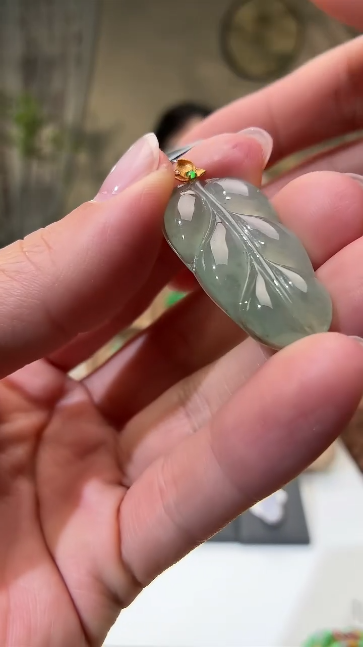 颈饰18K金镶嵌翡翠叶子