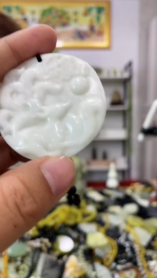 岫玉未镶嵌吊坠