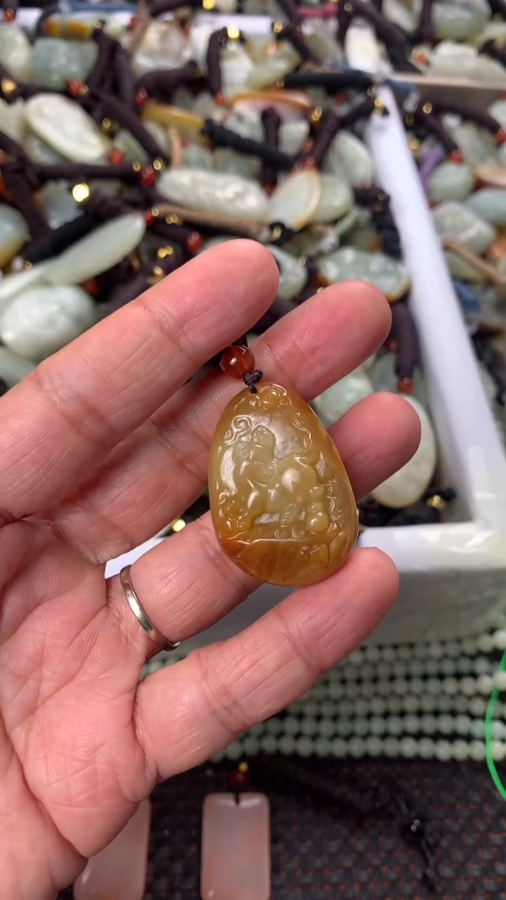 【闪购商品】和田玉颈饰未镶嵌多样性发货没有证书，拍一发一.有瑕