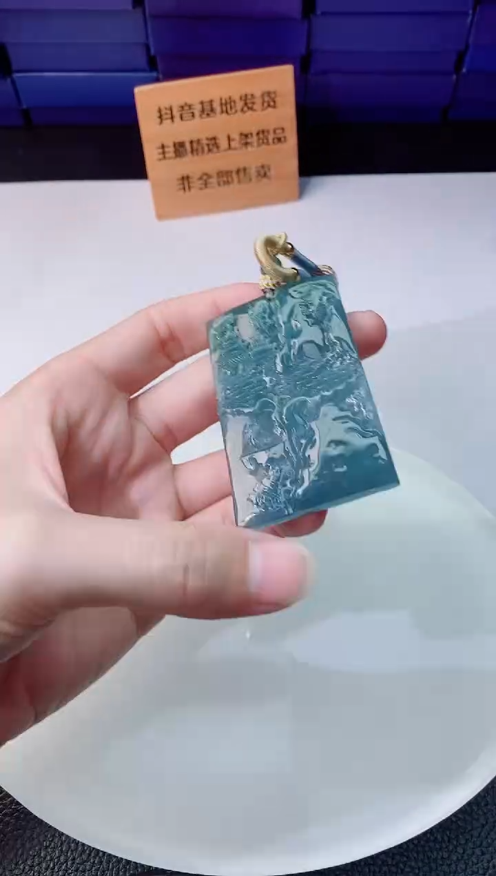 翡翠未镶嵌颈饰  `