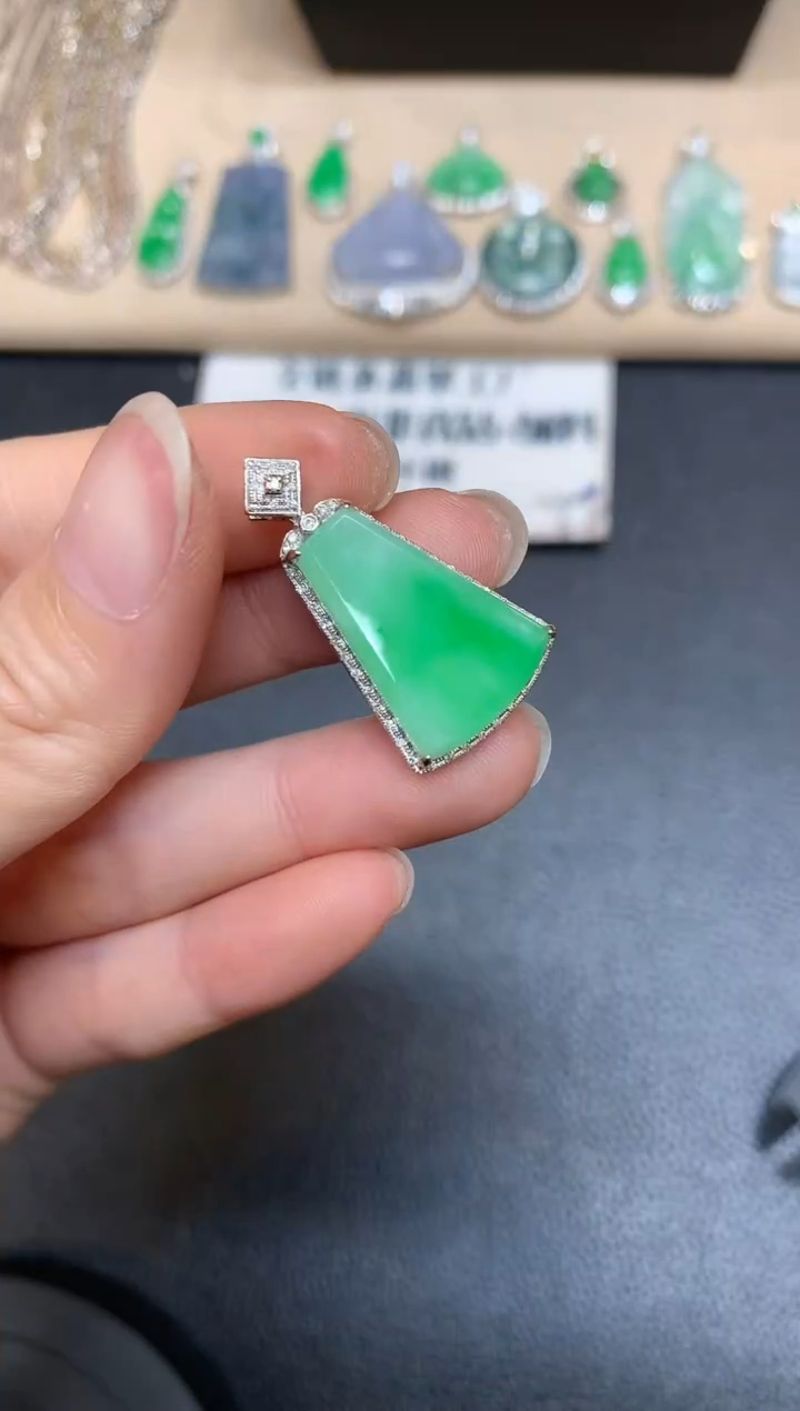 【闪购商品】翡翠颈饰18K金镶嵌无事牌【无服务费