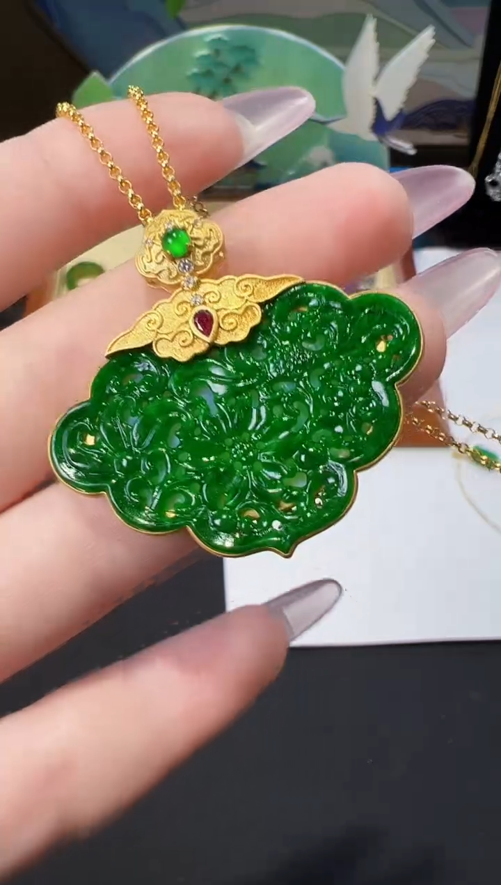 翡翠18K金镶嵌颈饰吊坠