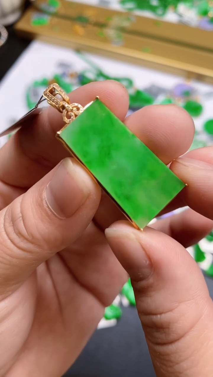 【闪购商品】翡翠颈饰18K金镶嵌吊坠