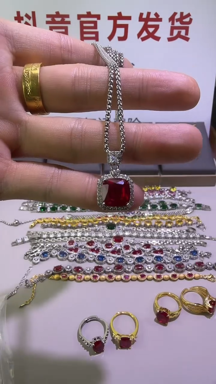 吊坠(赠链)18K金镶嵌红宝石52