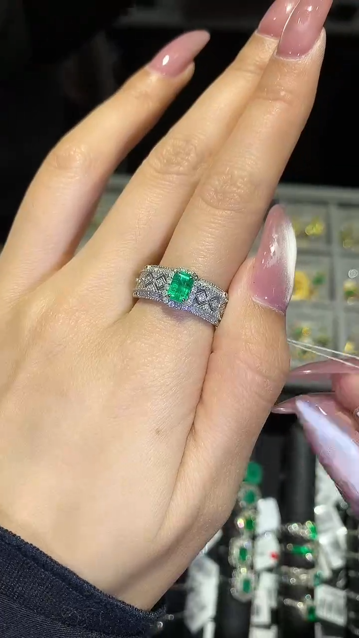 【闪购商品】祖母绿戒指18K金镶嵌70分祖母绿戒指