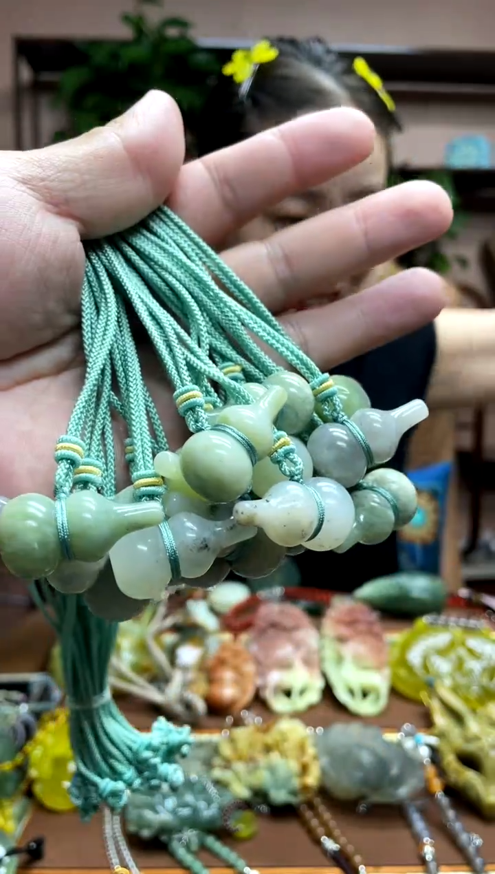 未镶嵌岫玉吊坠多样性发货发其中之一