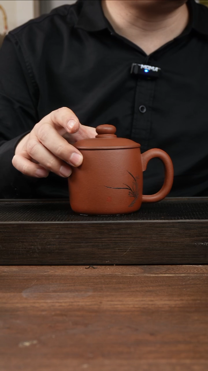 茶杯紫砂红清水兰花刻绘  盖杯 ！  